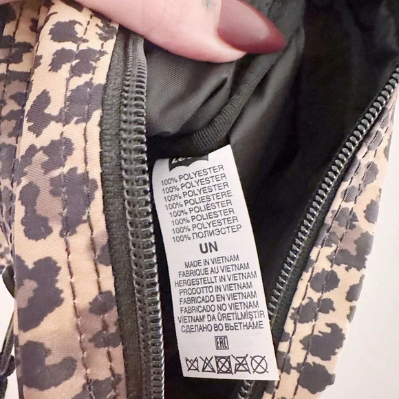 Levi's Leopard Animal Print Bag Crossbody Fanny Pack Zipper - Picture 6 of 7